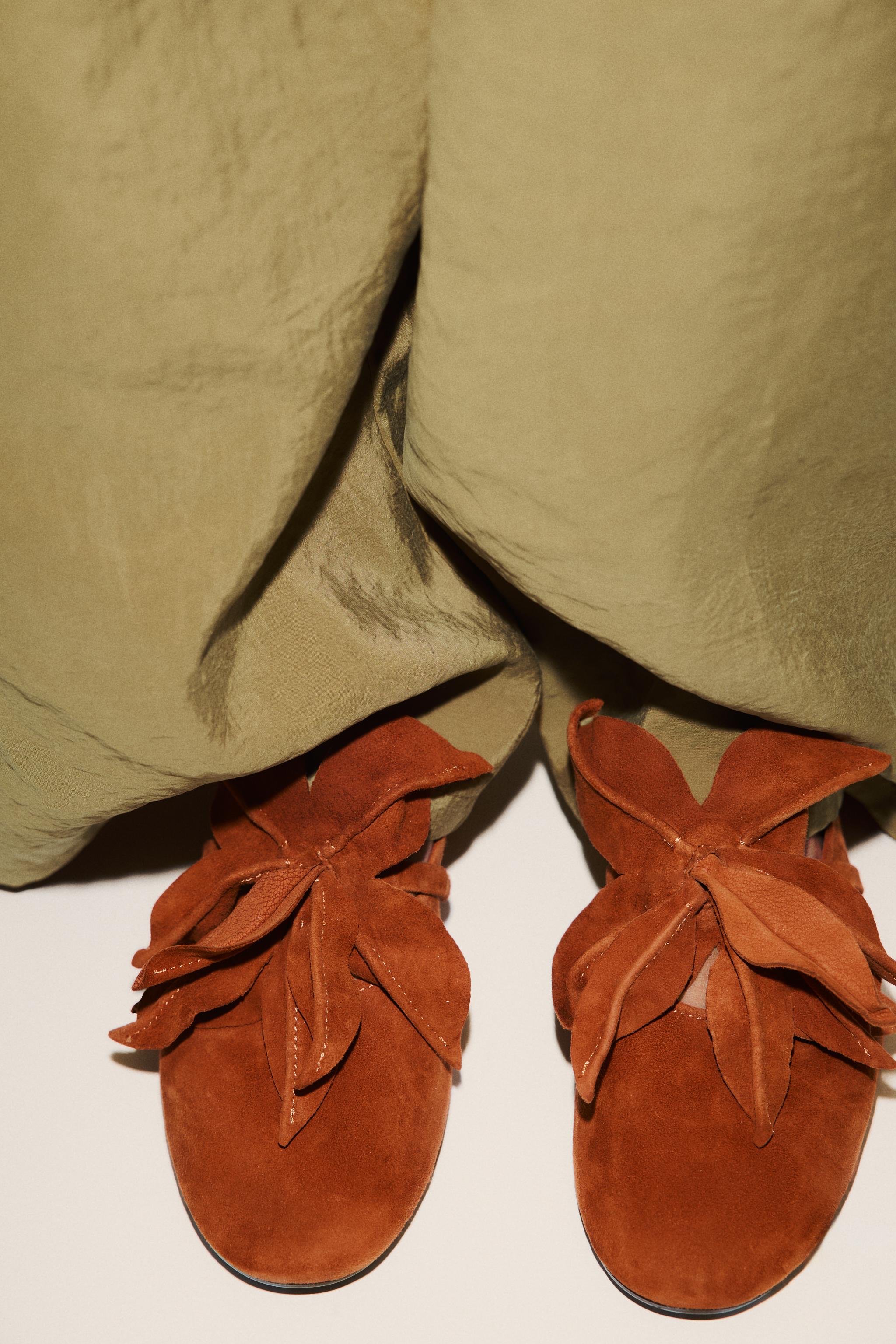 LEATHER FLORAL BALLET FLATS